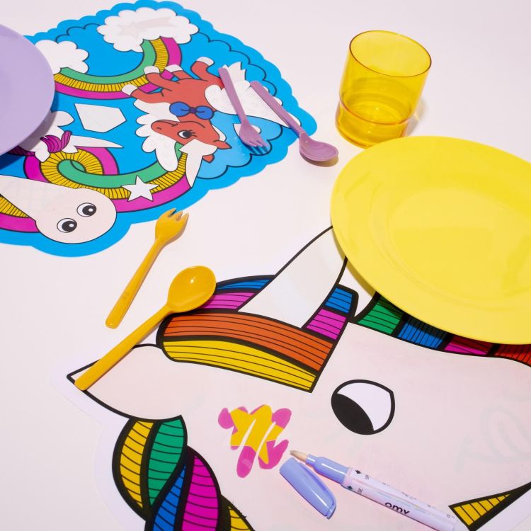 Lily the unicorn invites herself to your table!

MAGIC WATER placemats offer an entertaining and recreational experience for the little ones.

By passing the magic pen filled with water over the set, the colors appear as if by magic!

The set dries in just a few minutes, and the colors disappear. When it's dry, we start again, endlessly!

FROM 18 MONTHS.

 (MAGIC02) - La Gamba Rossa Kortrijk